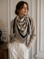 Carica l'immagine nel visualizzatore di Gallery, 46735-28 Foulard grande quadrato in lana con motivo Toile de Jouy
