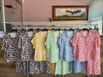 Carica l'immagine nel visualizzatore di Gallery, Completo in mussola di cotone camicia e pantaloni stampa leopardata
