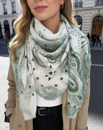 Carica l'immagine nel visualizzatore di Gallery, 46735-K12 Foulard grande carré 110*110 motivo bandana
