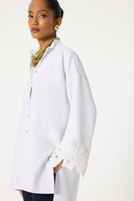 Carica l'immagine nel visualizzatore di Gallery, Camicia oversize con dettaglio in pizzo alle maniche – Misto cotone
