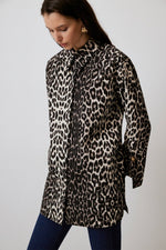 Carica l'immagine nel visualizzatore di Gallery, Camicia in cotone con polsini larghi a stampa leopardata
