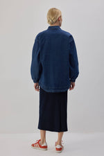 Carica l'immagine nel visualizzatore di Gallery, Giacca bomber utility oversize in denim – vestibilità relaxed

