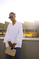 Carica l'immagine nel visualizzatore di Gallery, Camicia oversize con dettaglio in pizzo alle maniche – Misto cotone
